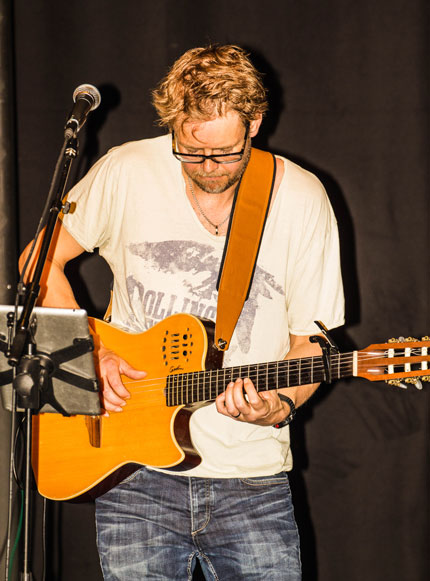 Johan Frendberg på gitarr